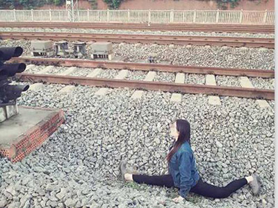 女生为减压铁道劈腿自拍 运动是缓解压力最好方法